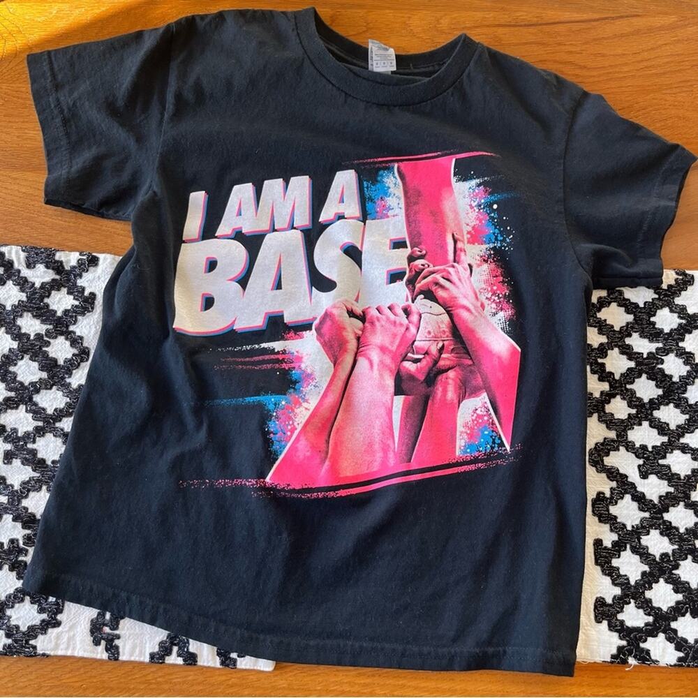 Gildan cheerleading I Am A Base cheer graphic tee shirt kids size medium M